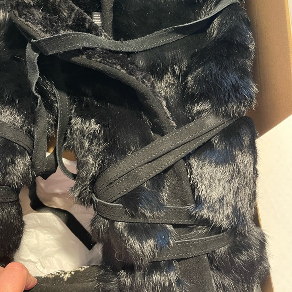 Manitobah Mukluks Like brand new worn only a handful of times. - Picture 3 of 6